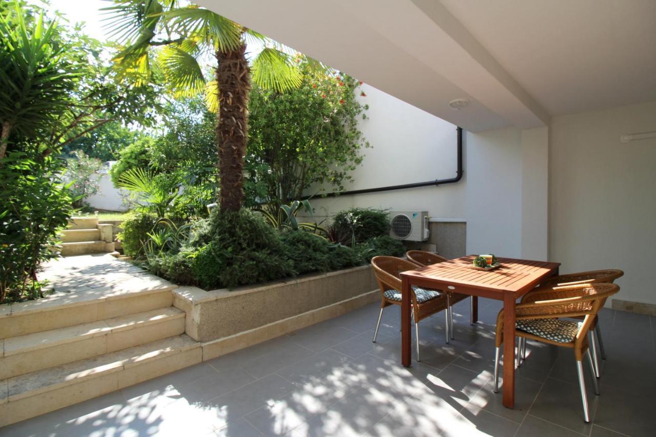 Modern Apartment Zen With Private Garden Пореч Экстерьер фото